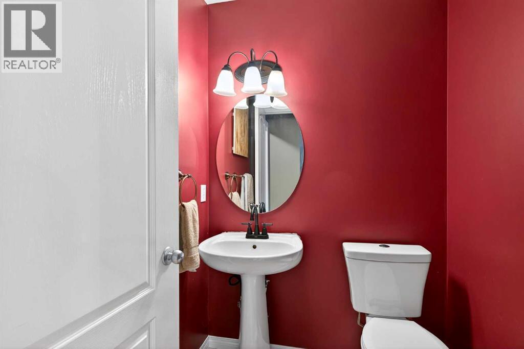 69 Elkton Way Sw, Calgary, AB - Indoor Photo Showing Bathroom