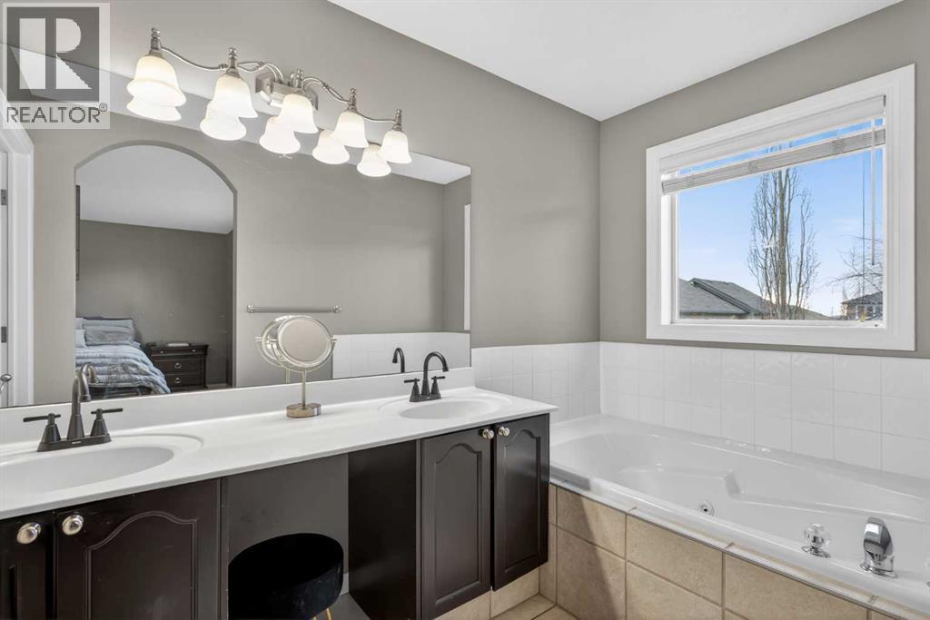 69 Elkton Way Sw, Calgary, AB - Indoor Photo Showing Bathroom