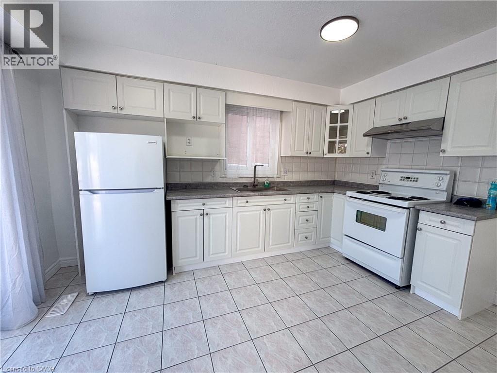 303 Bankside Drive, Kitchener, ON - Indoor Photo Showing Kitchen
