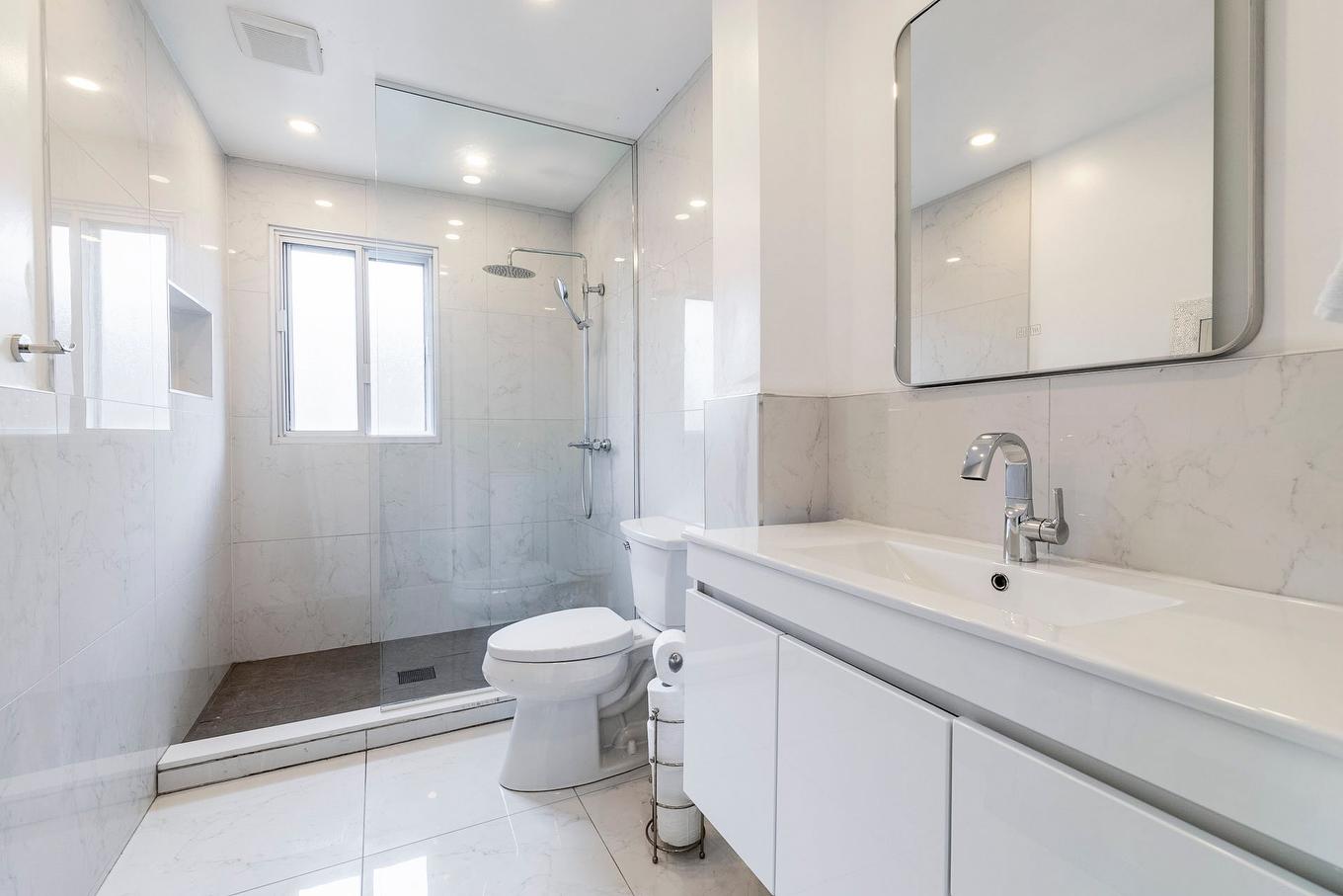 Ensuite bathroom - 2490 Rue Major, Montréal (Saint-Laurent), QC - Indoor Photo Showing Bathroom