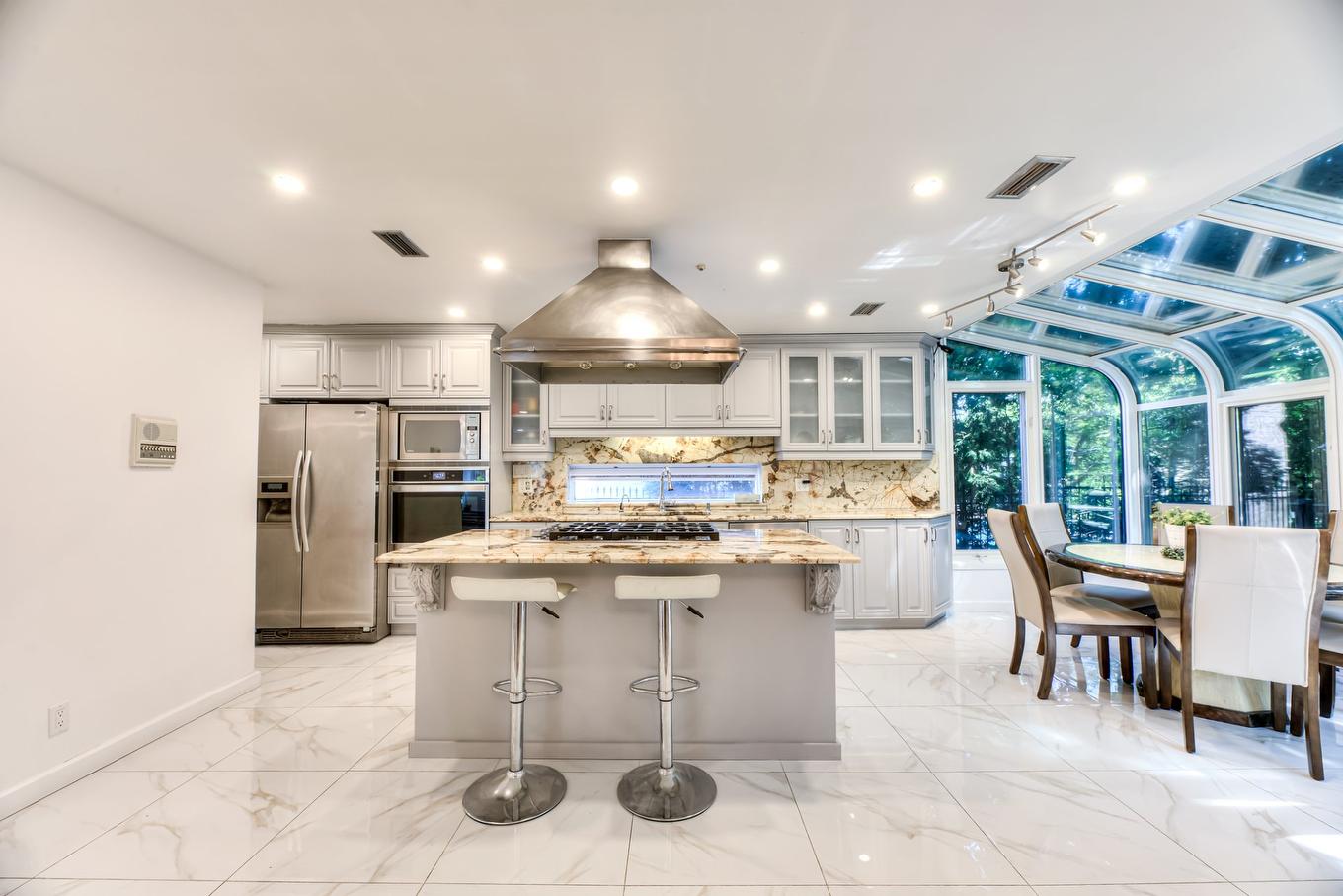 Cuisine - 5782 Rue Fleet, Hampstead, QC - Indoor Photo Showing Kitchen With Upgraded Kitchen