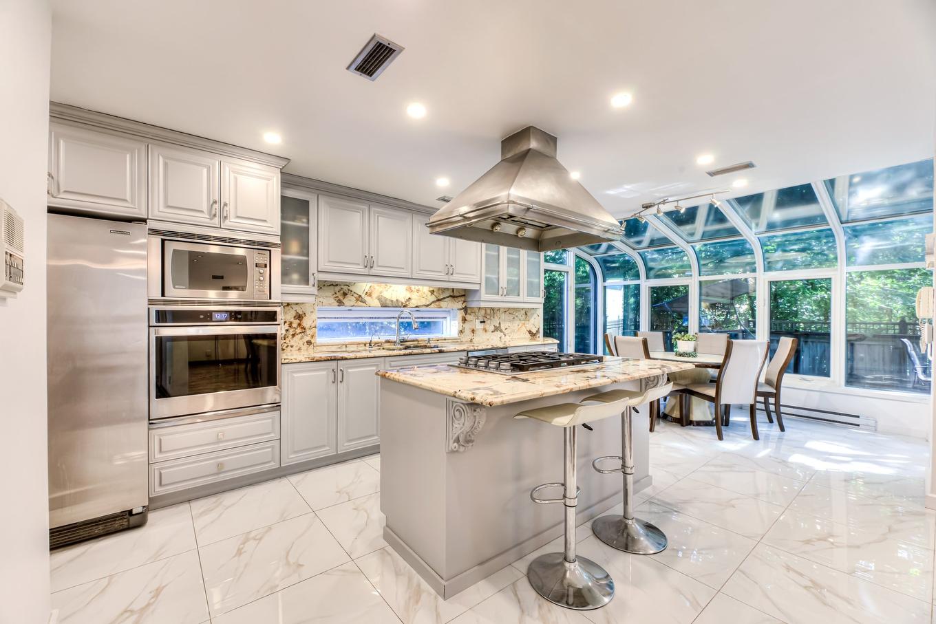 Cuisine - 5782 Rue Fleet, Hampstead, QC - Indoor Photo Showing Kitchen With Upgraded Kitchen