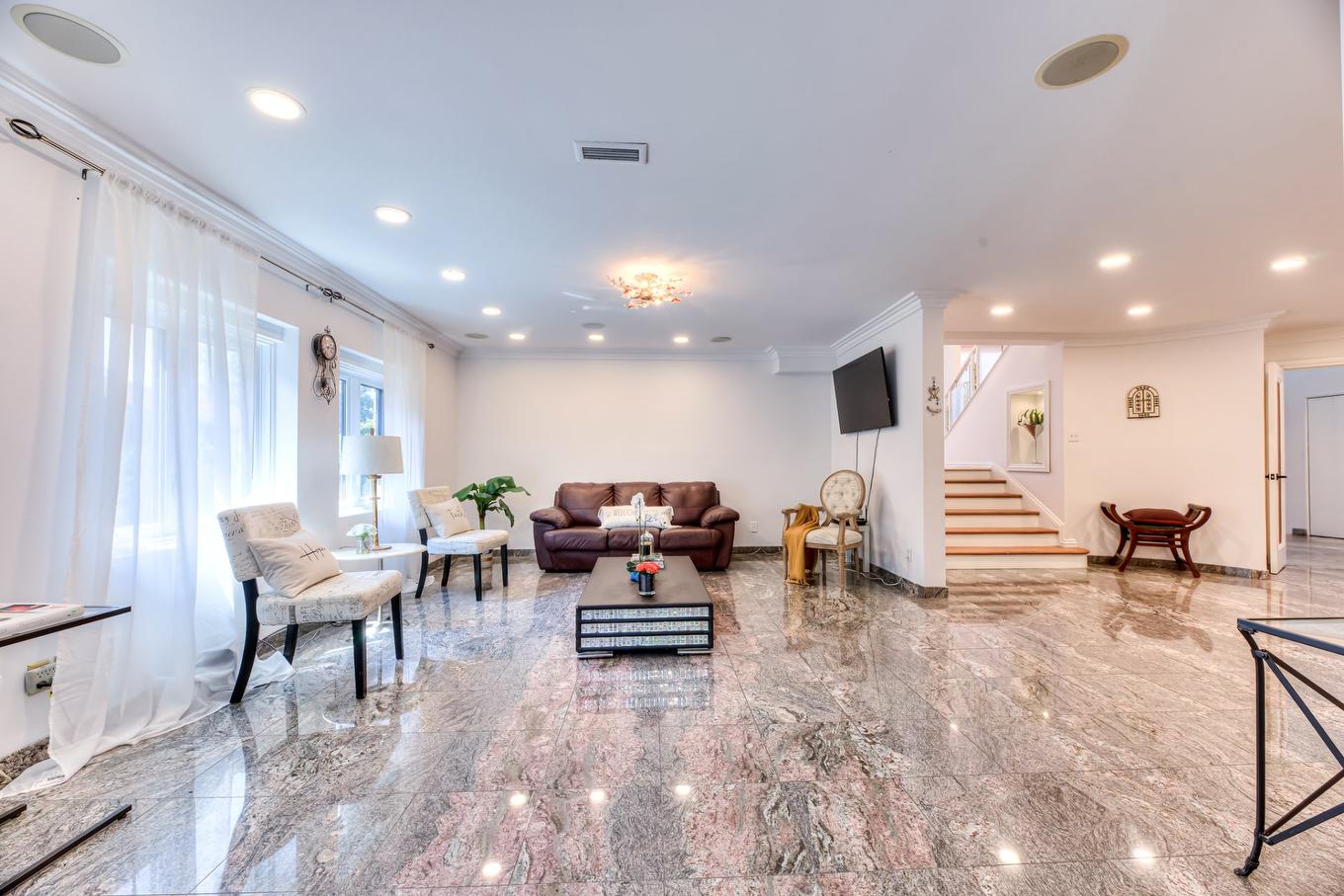 Salon - 5782 Rue Fleet, Hampstead, QC - Indoor