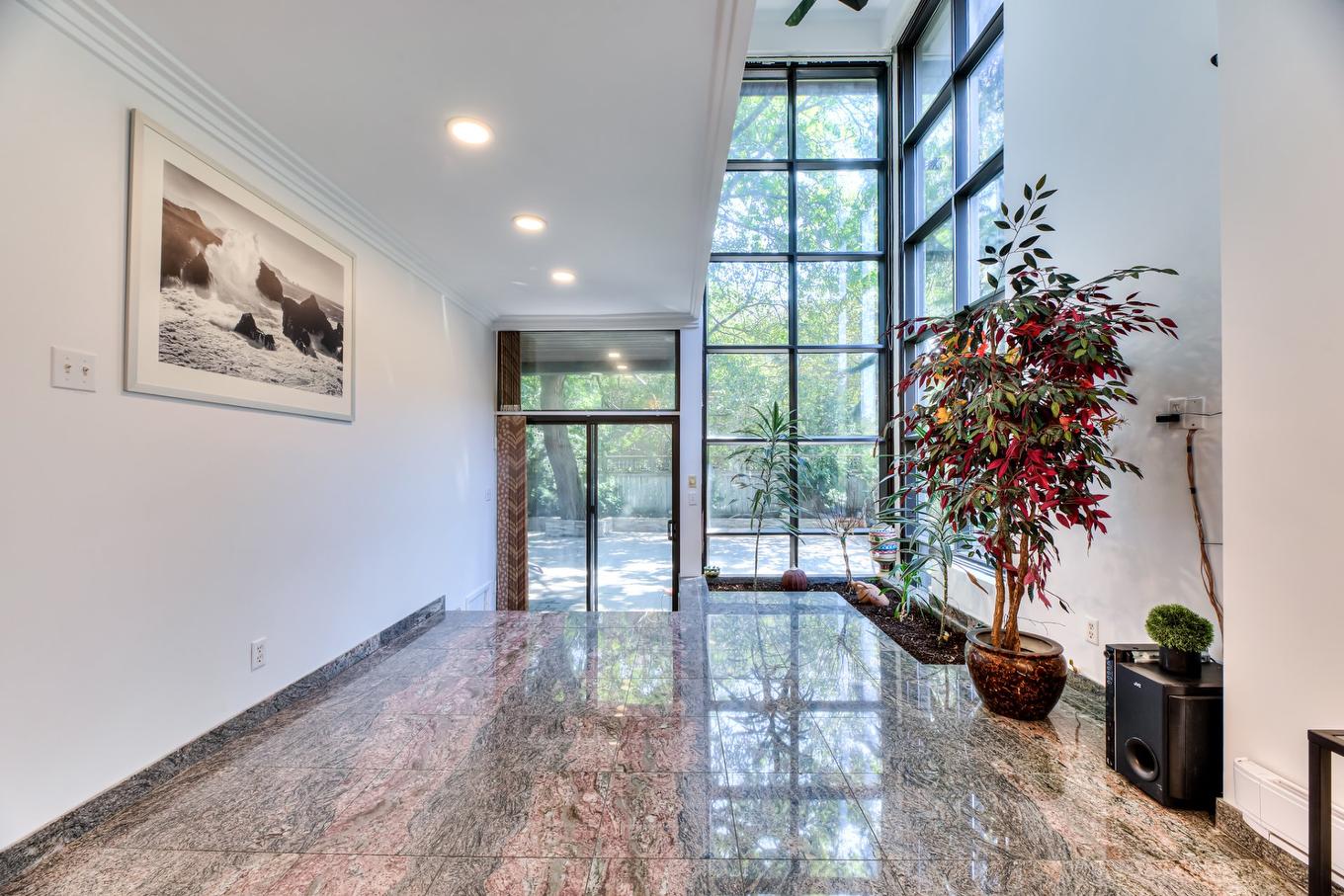 Salon - 5782 Rue Fleet, Hampstead, QC - Indoor Photo Showing Other Room