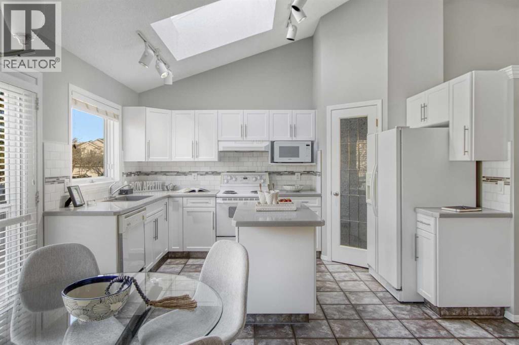 134 Hamptons Heath Nw, Calgary, AB - Indoor Photo Showing Kitchen