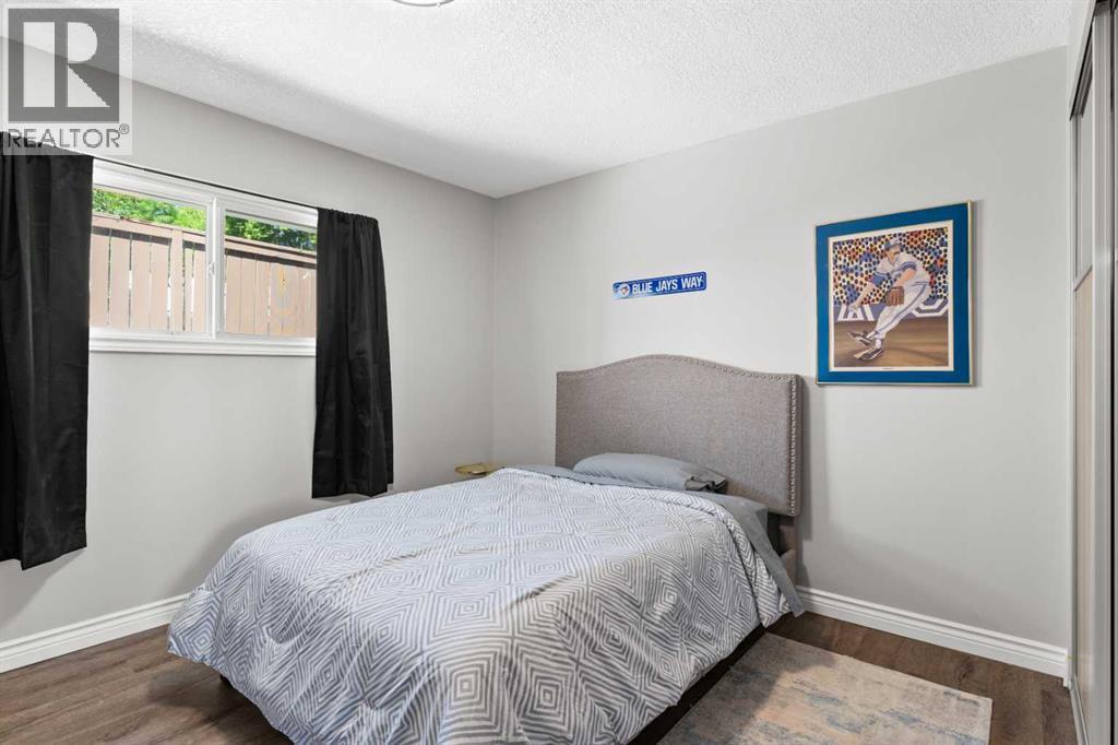 Primary Bedroom - 321 Haddon Road Sw, Calgary, AB - Indoor Photo Showing Bedroom