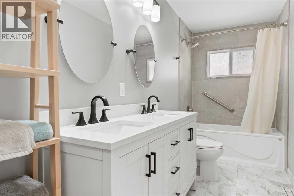 5 Piece Bathroom - 321 Haddon Road Sw, Calgary, AB - Indoor Photo Showing Bathroom