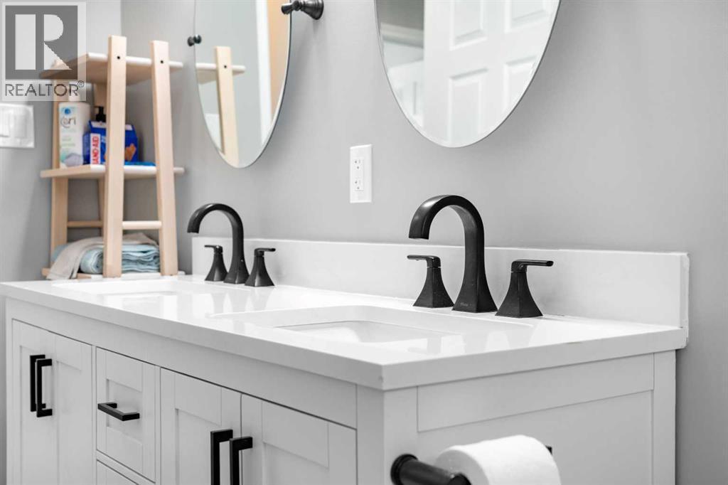 5 Piece Bathroom - 321 Haddon Road Sw, Calgary, AB - Indoor Photo Showing Bathroom