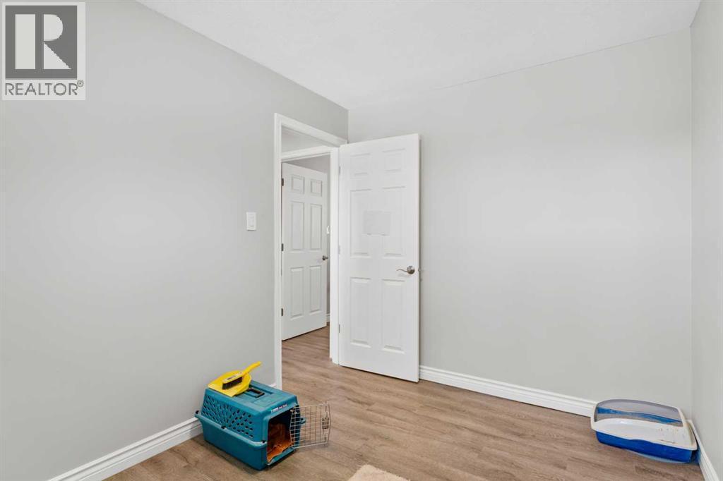 Bedroom 1 - 321 Haddon Road Sw, Calgary, AB - Indoor