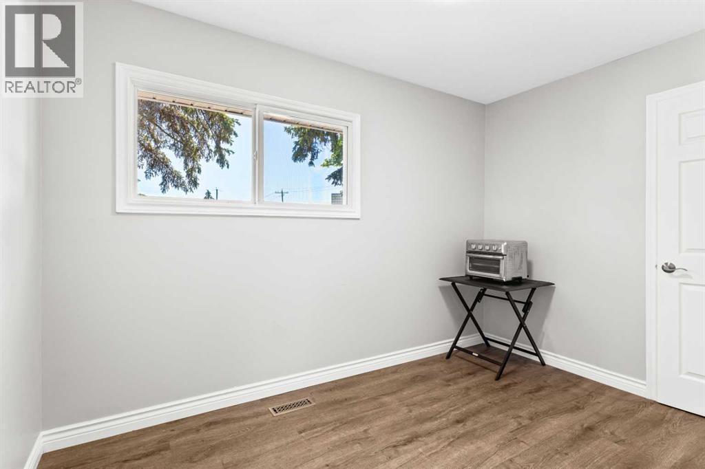 Bedroom 2 - 321 Haddon Road Sw, Calgary, AB - Indoor Photo Showing Other Room