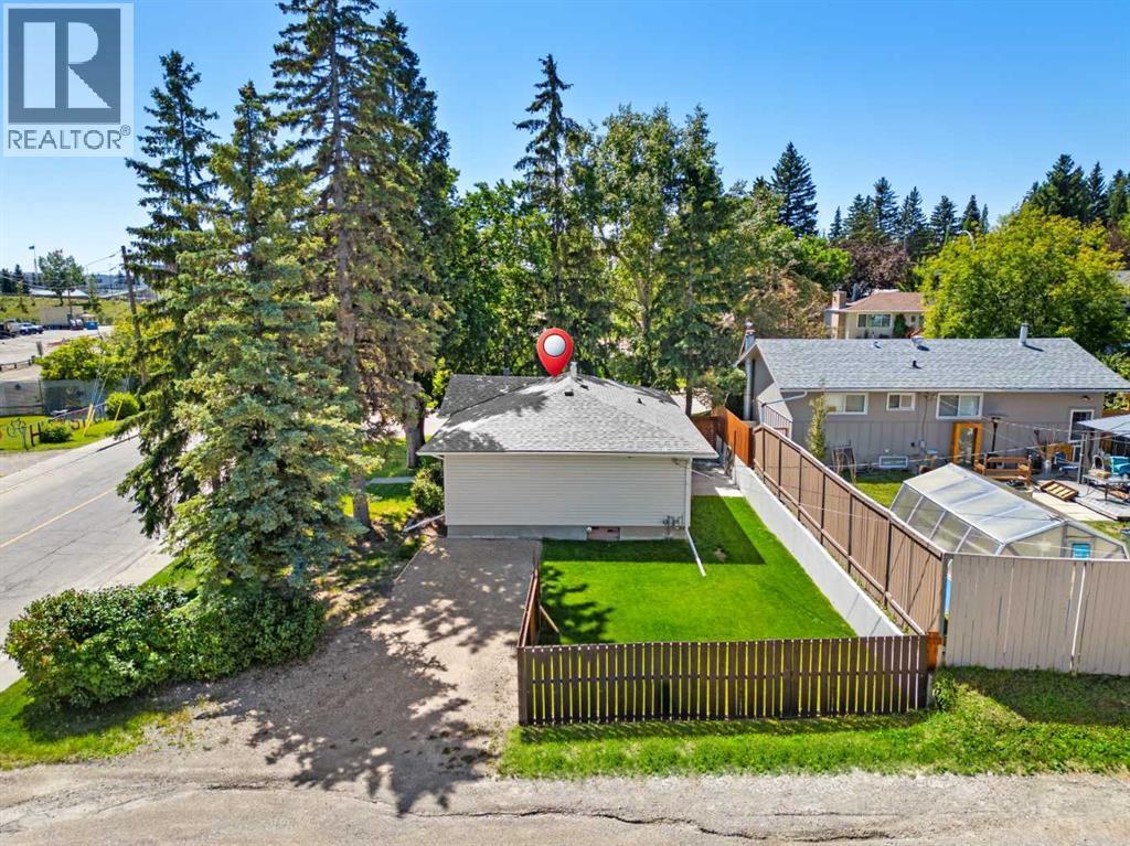 Parking Pad + Backyard - 321 Haddon Road Sw, Calgary, AB - Outdoor