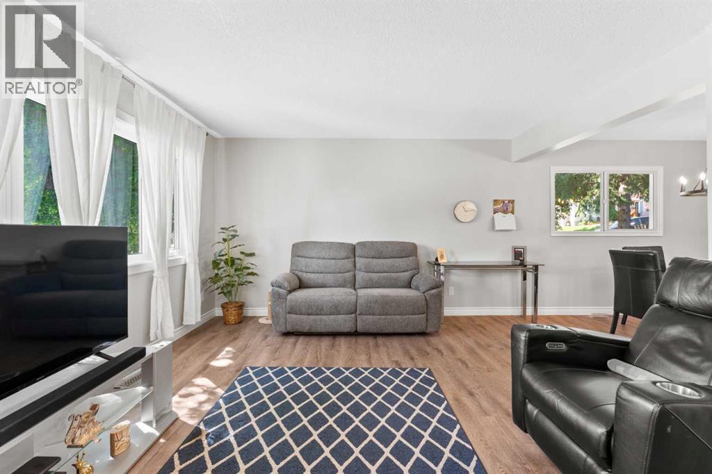 Living Room - 321 Haddon Road Sw, Calgary, AB - Indoor Photo Showing Living Room