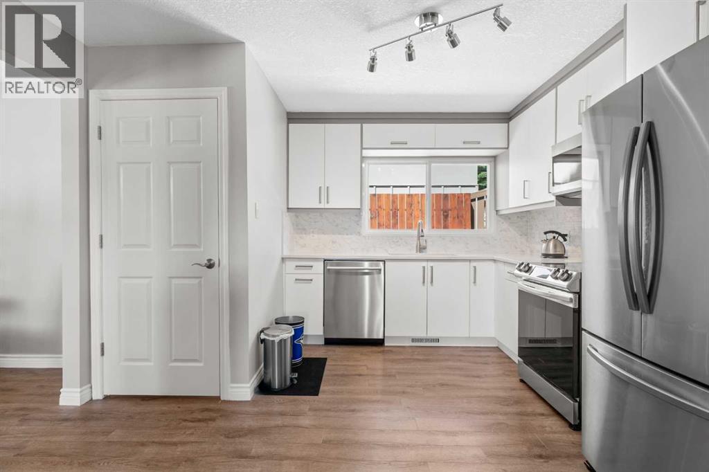 Kitchen - 321 Haddon Road Sw, Calgary, AB - Indoor Photo Showing Kitchen