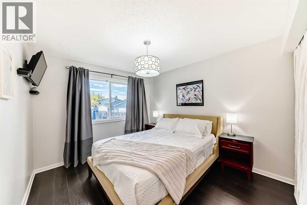 12 Taraglen Road Ne, Calgary, AB - Indoor Photo Showing Bedroom