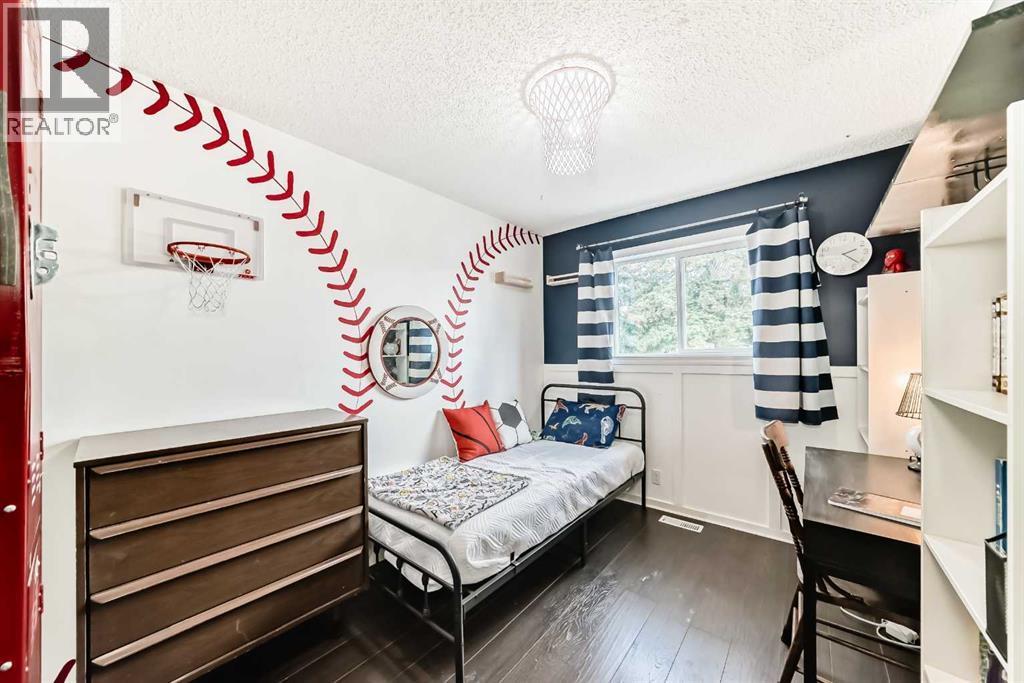 12 Taraglen Road Ne, Calgary, AB - Indoor Photo Showing Bedroom