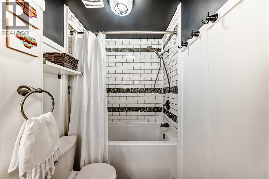 main 5 piece bath ~2021 - 12 Taraglen Road Ne, Calgary, AB - Indoor Photo Showing Bathroom