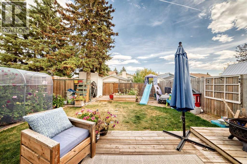 east facing rear yard - 12 Taraglen Road Ne, Calgary, AB - Outdoor