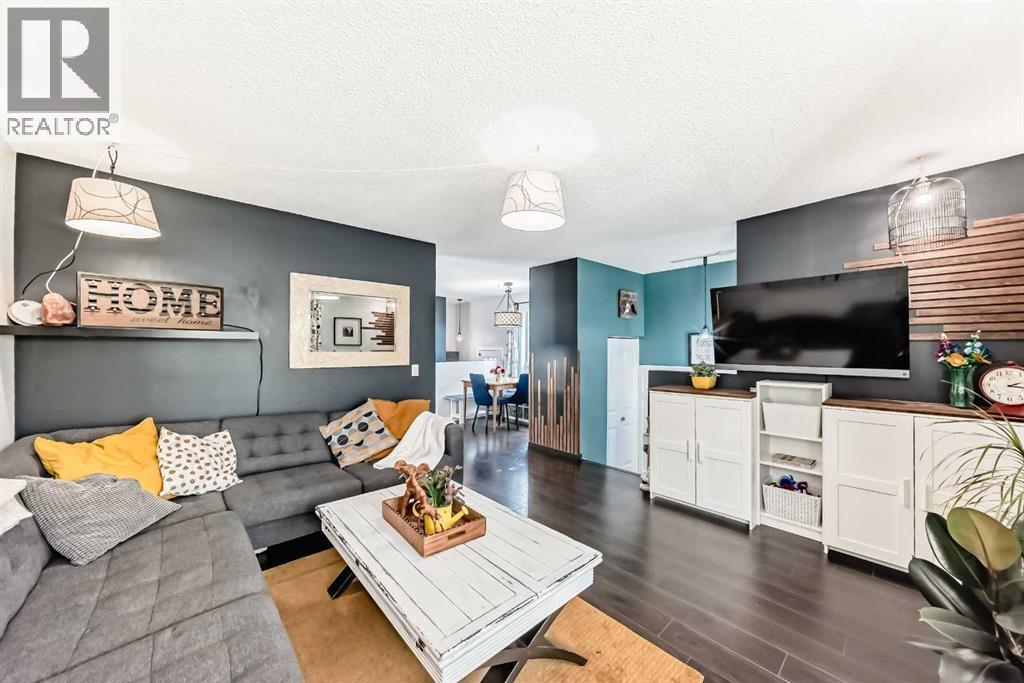 12 Taraglen Road Ne, Calgary, AB - Indoor Photo Showing Living Room
