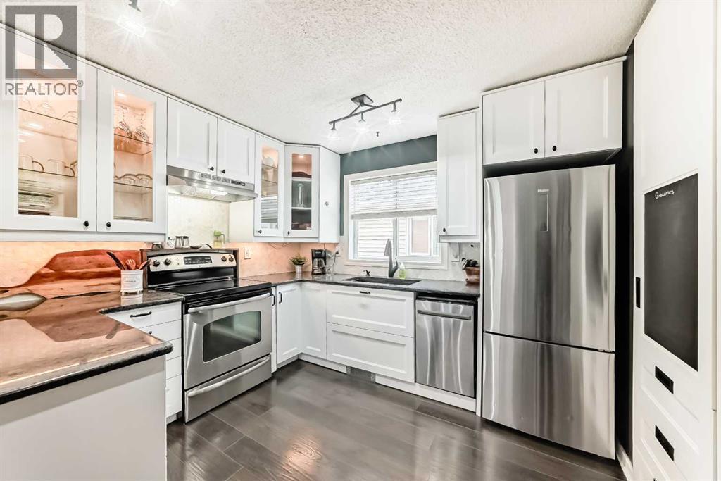 12 Taraglen Road Ne, Calgary, AB - Indoor Photo Showing Kitchen With Stainless Steel Kitchen With Upgraded Kitchen