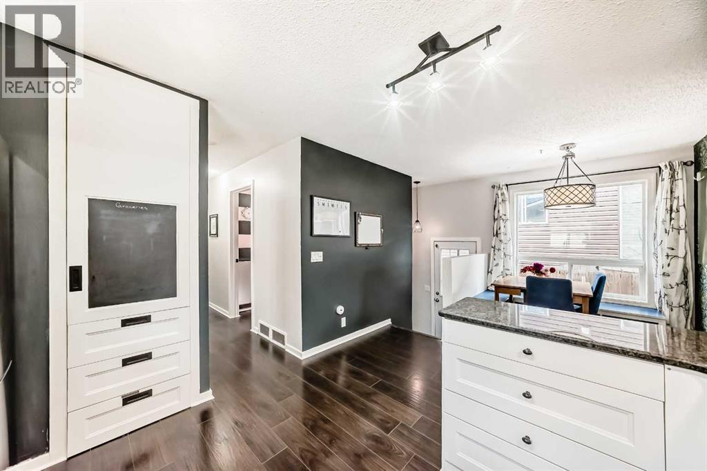 12 Taraglen Road Ne, Calgary, AB - Indoor