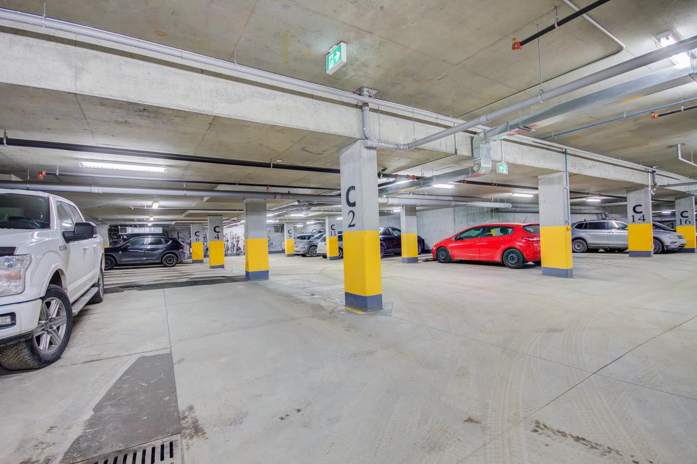 Garage - 510-75 Rue De Castelnau O., Montréal (Villeray/Saint-Michel/Parc-Extension), QC - Indoor Photo Showing Garage