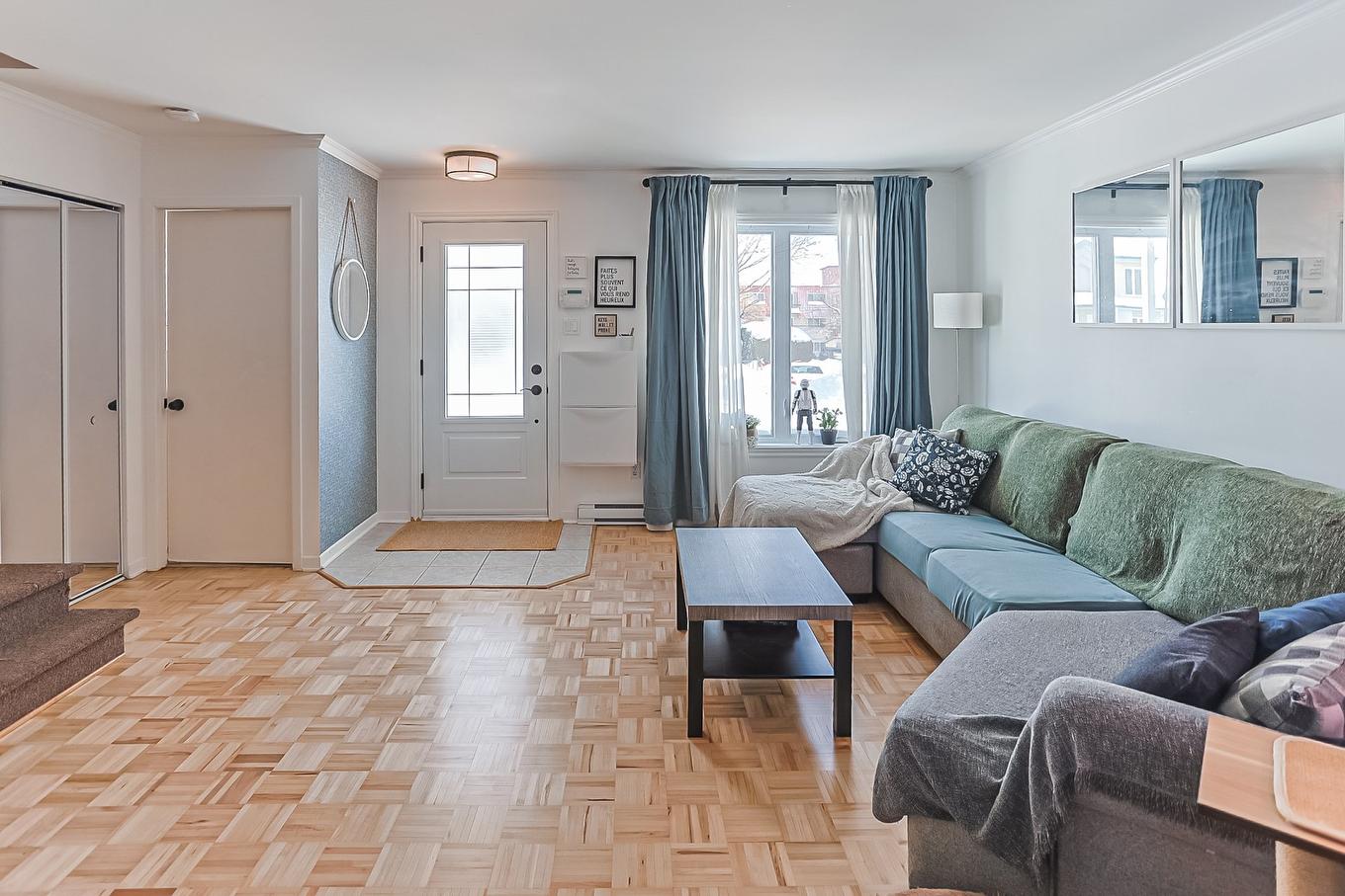 Salon - 586 Rue Gérard-Proulx, Saint-Eustache, QC - Indoor Photo Showing Living Room