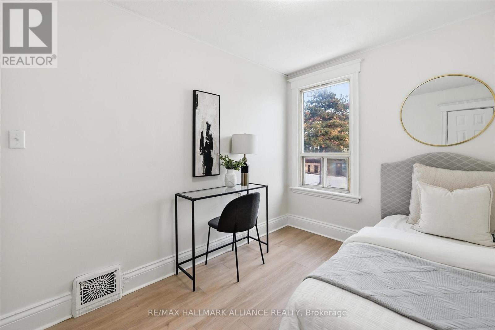 447 Wentworth Street N, Hamilton, ON - Indoor Photo Showing Bedroom