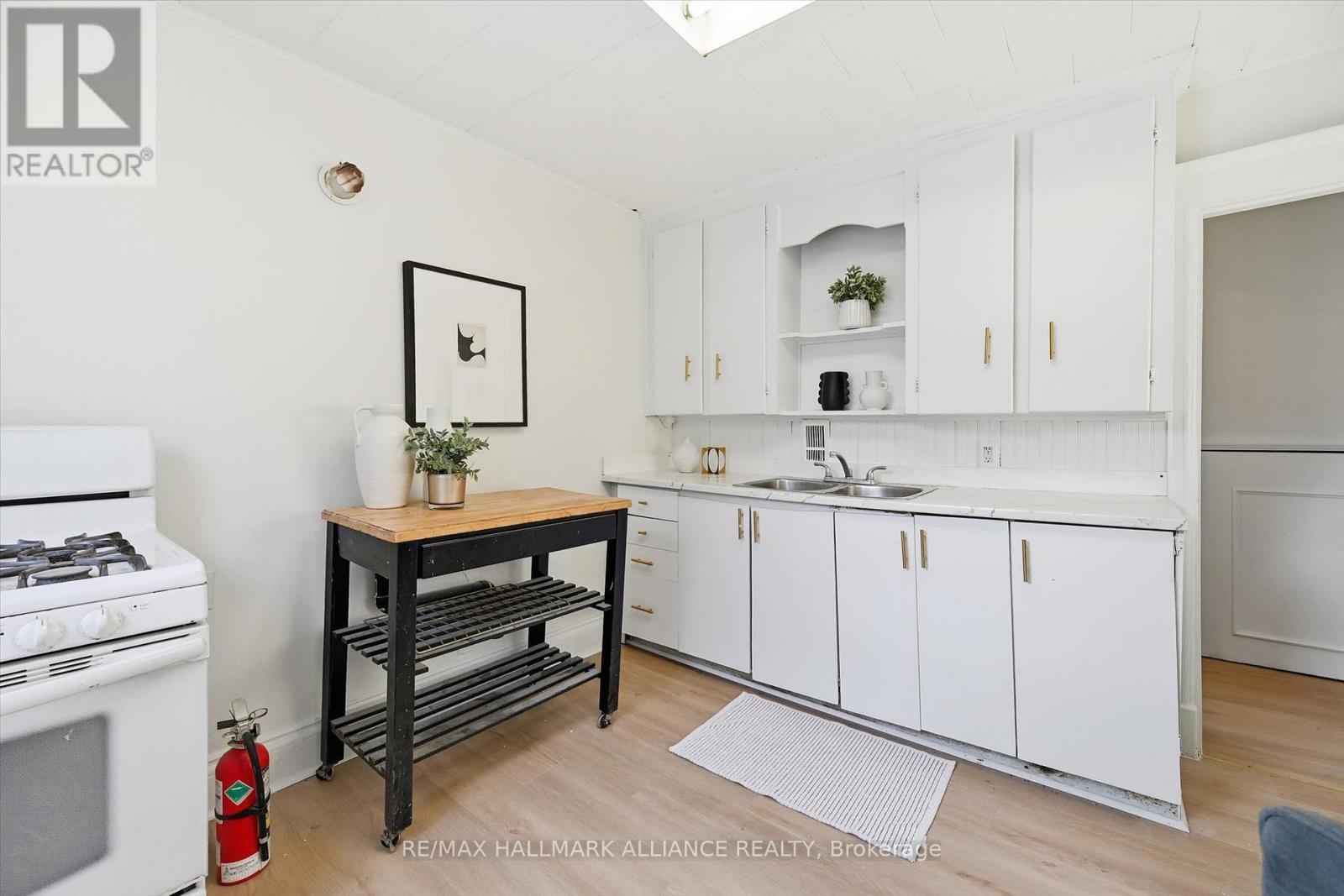 447 Wentworth Street N, Hamilton, ON - Indoor Photo Showing Kitchen With Double Sink