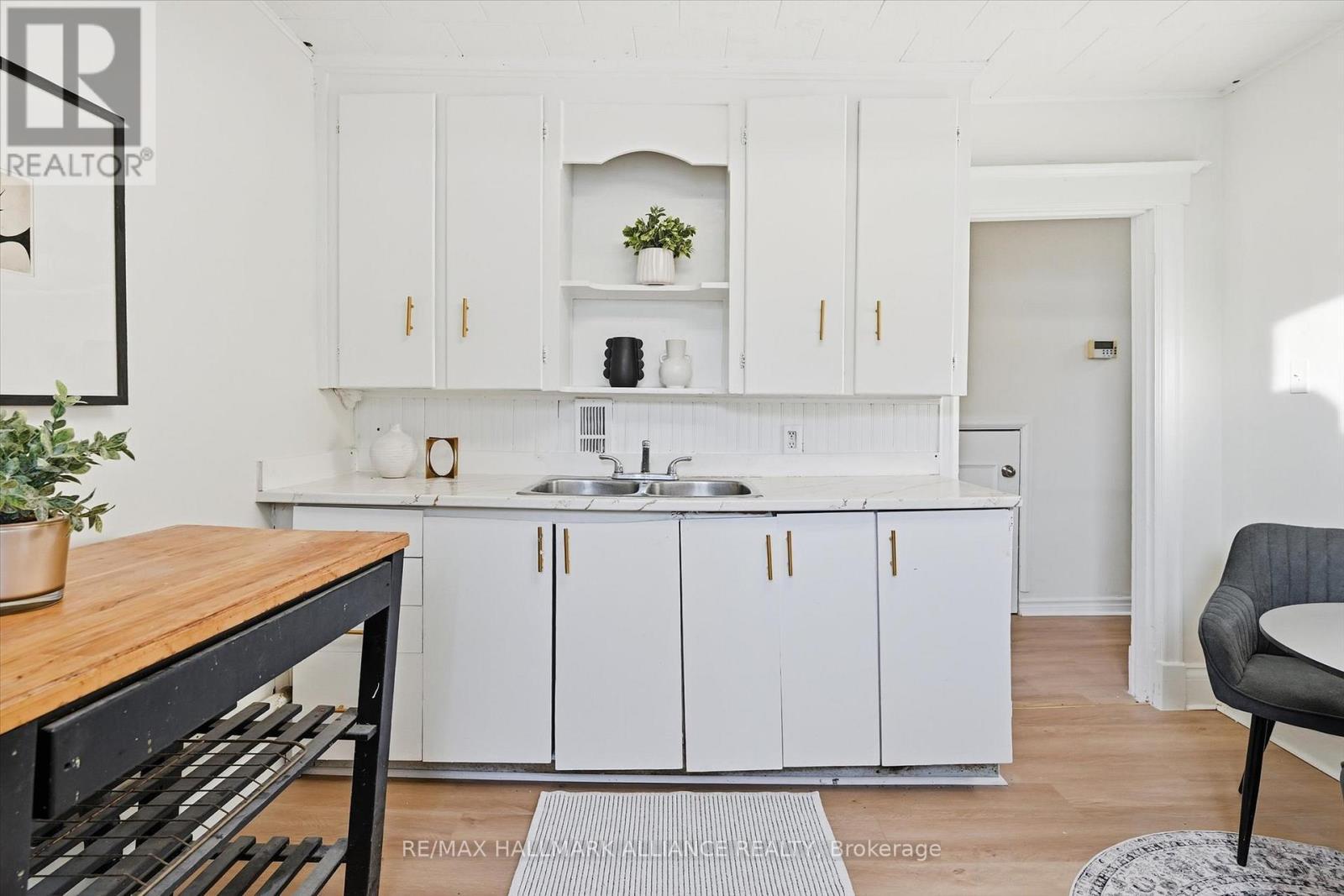 447 Wentworth Street N, Hamilton, ON - Indoor Photo Showing Kitchen With Double Sink