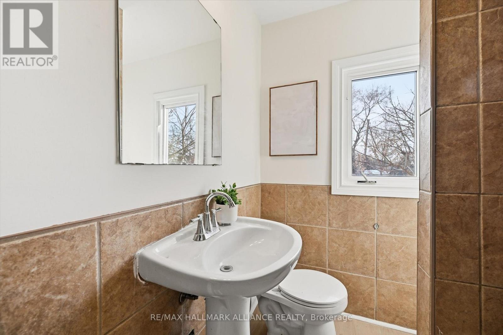447 Wentworth Street N, Hamilton, ON - Indoor Photo Showing Bathroom