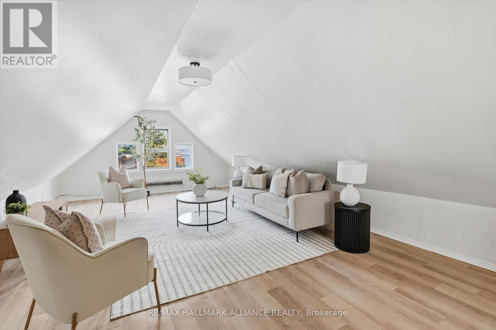 447 Wentworth Street N, Hamilton, ON - Indoor