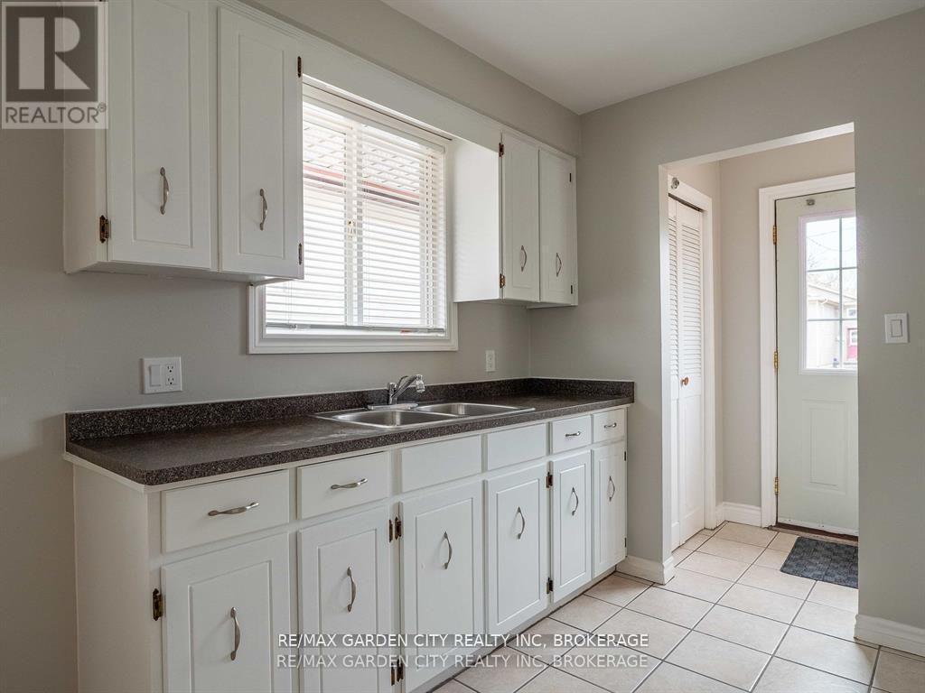 9 Churchill Street, St. Catharines (Western Hill), ON - Indoor Photo Showing Kitchen With Double Sink
