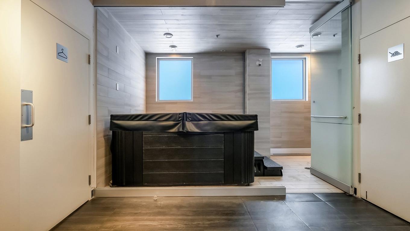 Spa - 401-3900 Rue Marcel-Pepin, Montréal (Rosemont/La Petite-Patrie), QC - Indoor Photo Showing Other Room