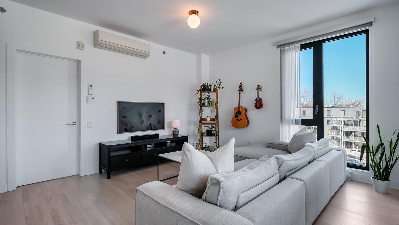 Salon - 401-3900 Rue Marcel-Pepin, Montréal (Rosemont/La Petite-Patrie), QC - Indoor Photo Showing Living Room