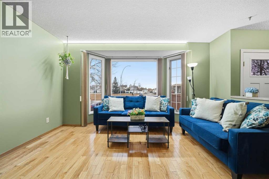 24 Laguna Close Ne, Calgary, AB - Indoor Photo Showing Living Room