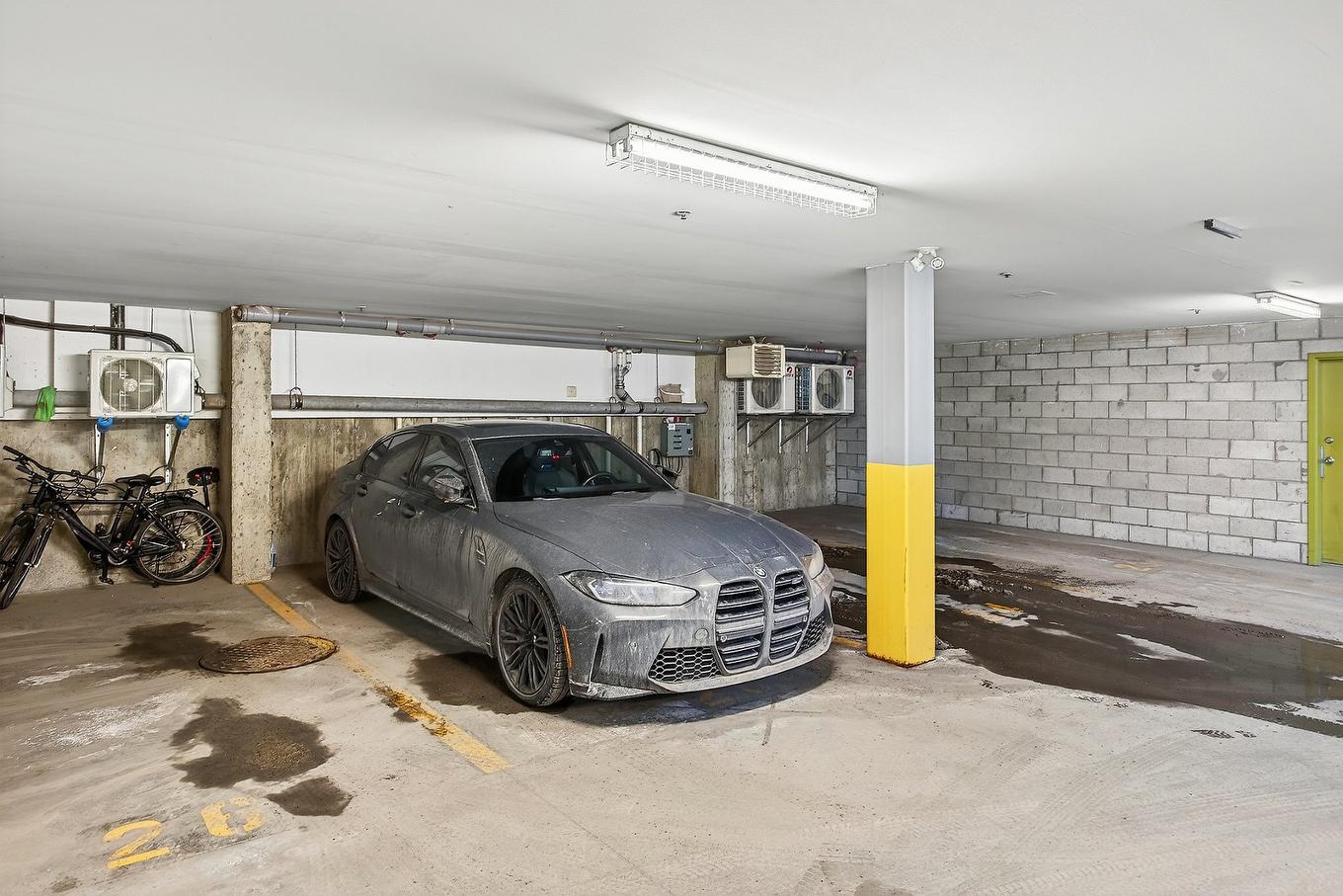 Garage - 5824 Av. Louis-Hébert, Montréal (Rosemont/La Petite-Patrie), QC - Indoor Photo Showing Garage