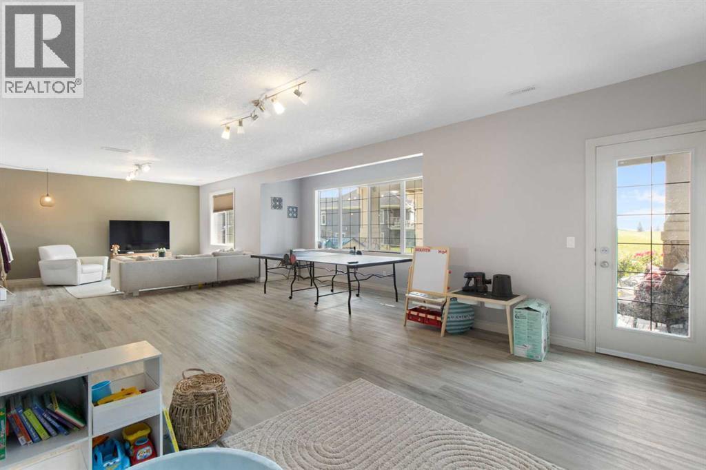11 Muirfield Close, Lyalta, AB - Indoor Photo Showing Living Room