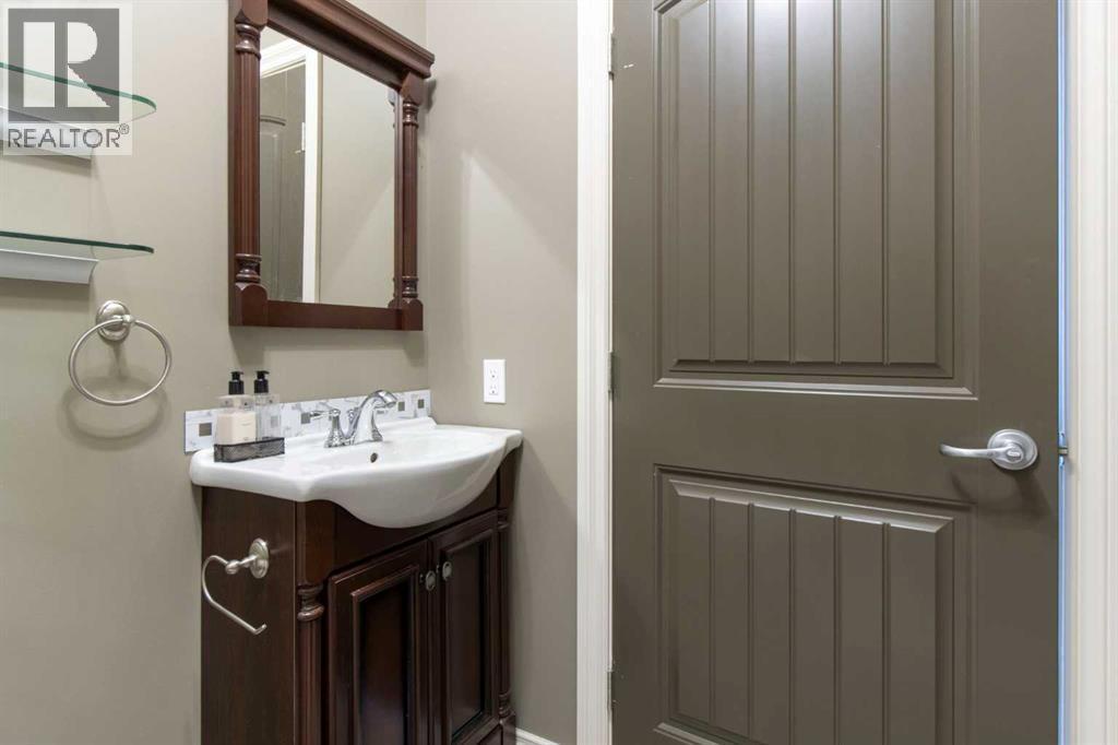 11 Muirfield Close, Lyalta, AB - Indoor Photo Showing Bathroom
