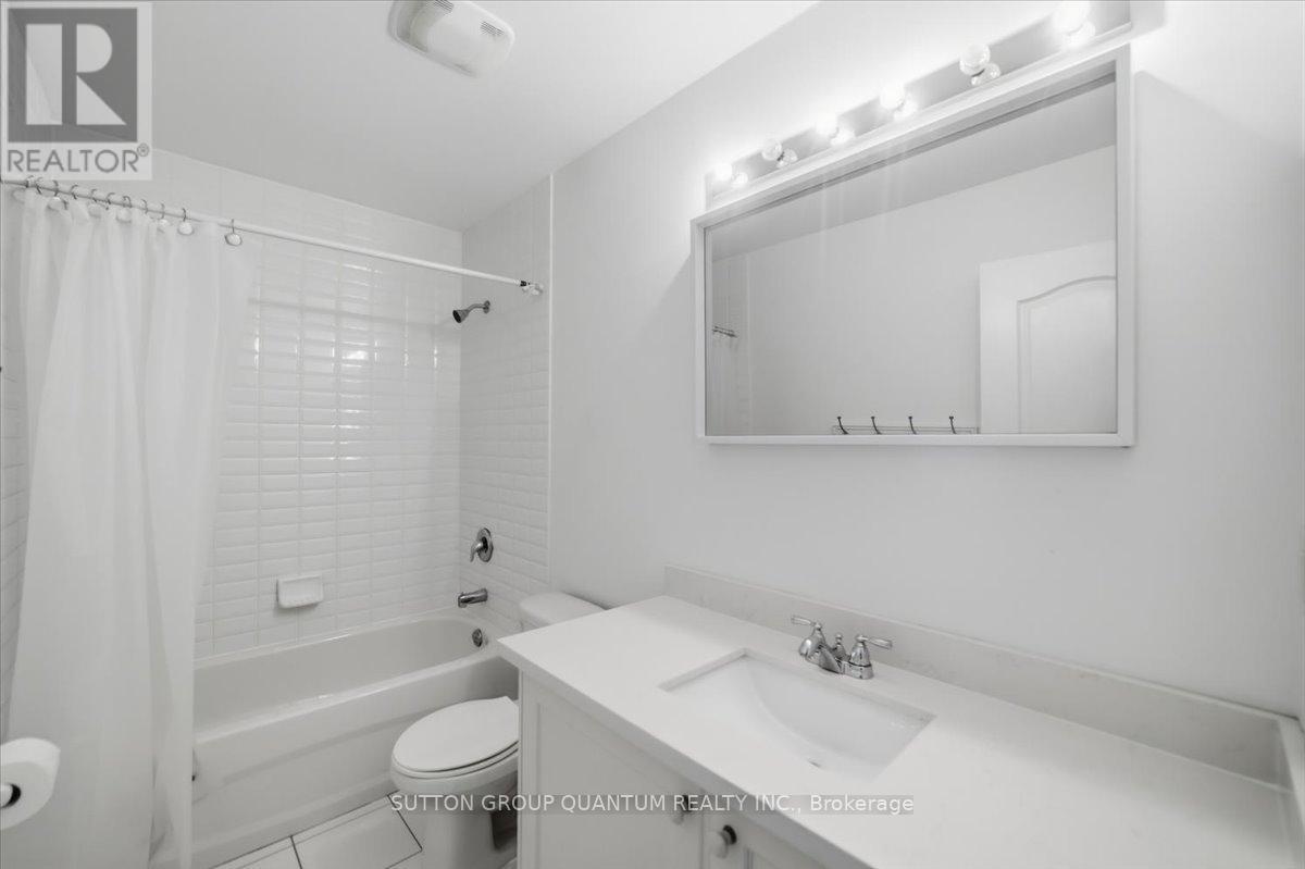 2 - 2375 Truscott Drive, Mississauga, ON - Indoor Photo Showing Bathroom