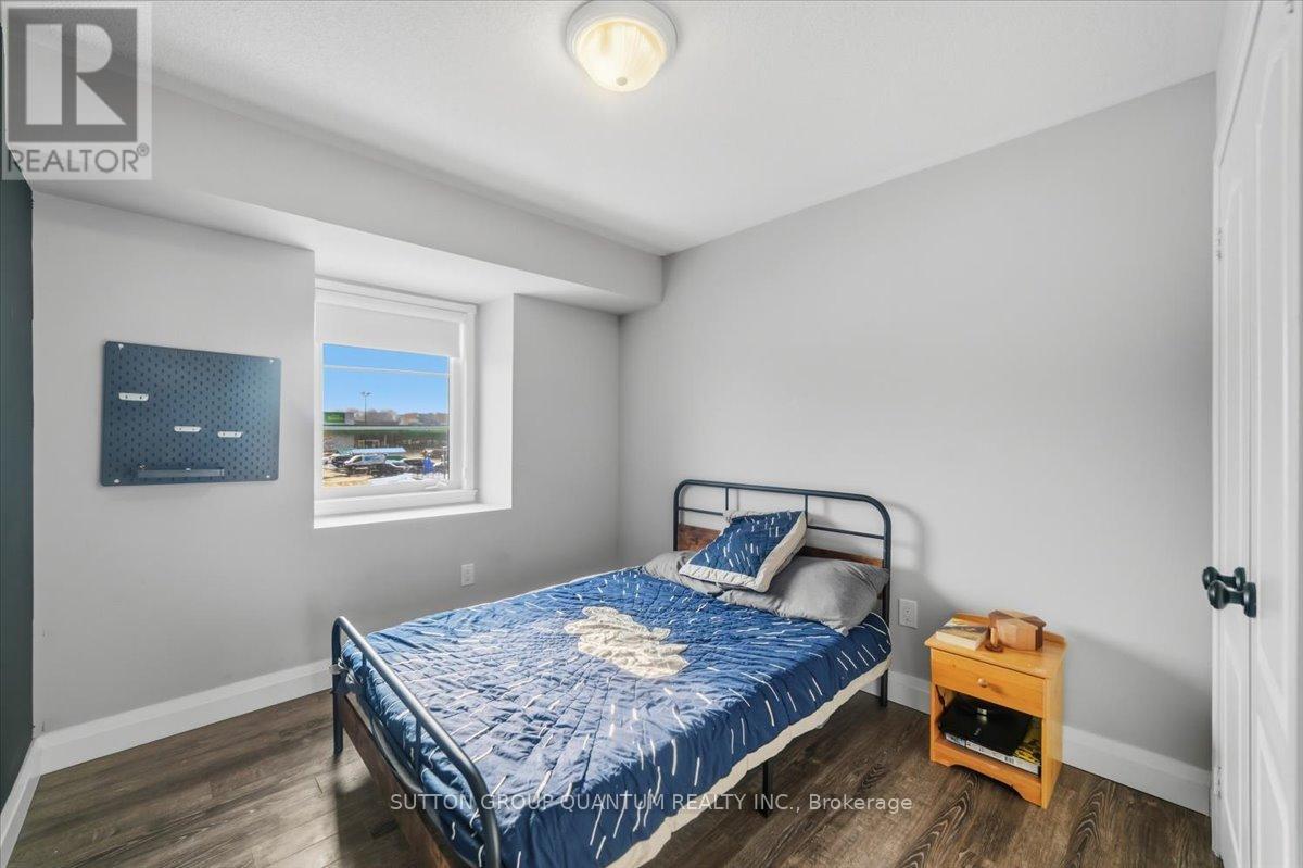 2 - 2375 Truscott Drive, Mississauga, ON - Indoor Photo Showing Bedroom