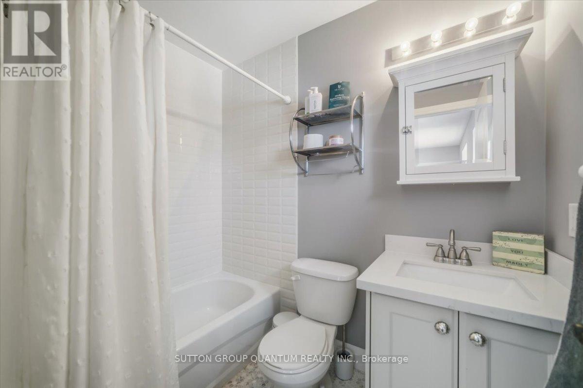 2 - 2375 Truscott Drive, Mississauga, ON - Indoor Photo Showing Bathroom