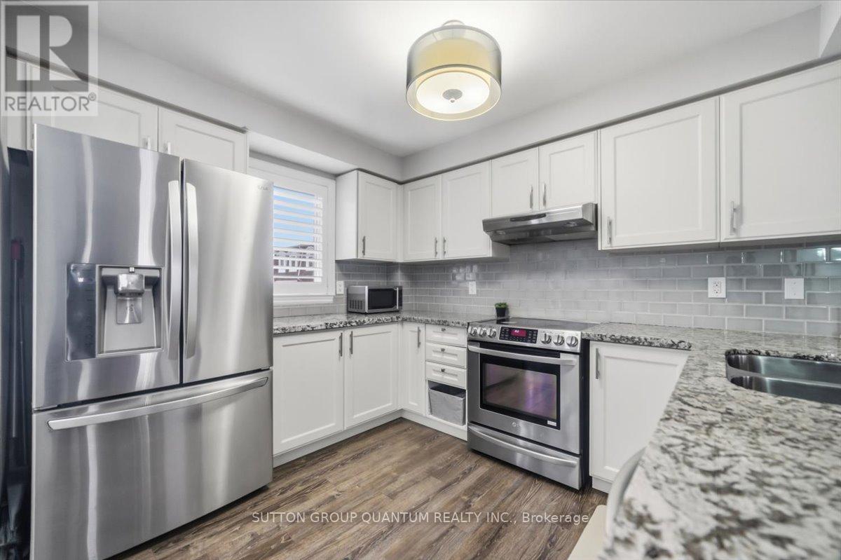 2 - 2375 Truscott Drive, Mississauga, ON - Indoor Photo Showing Kitchen With Double Sink With Upgraded Kitchen