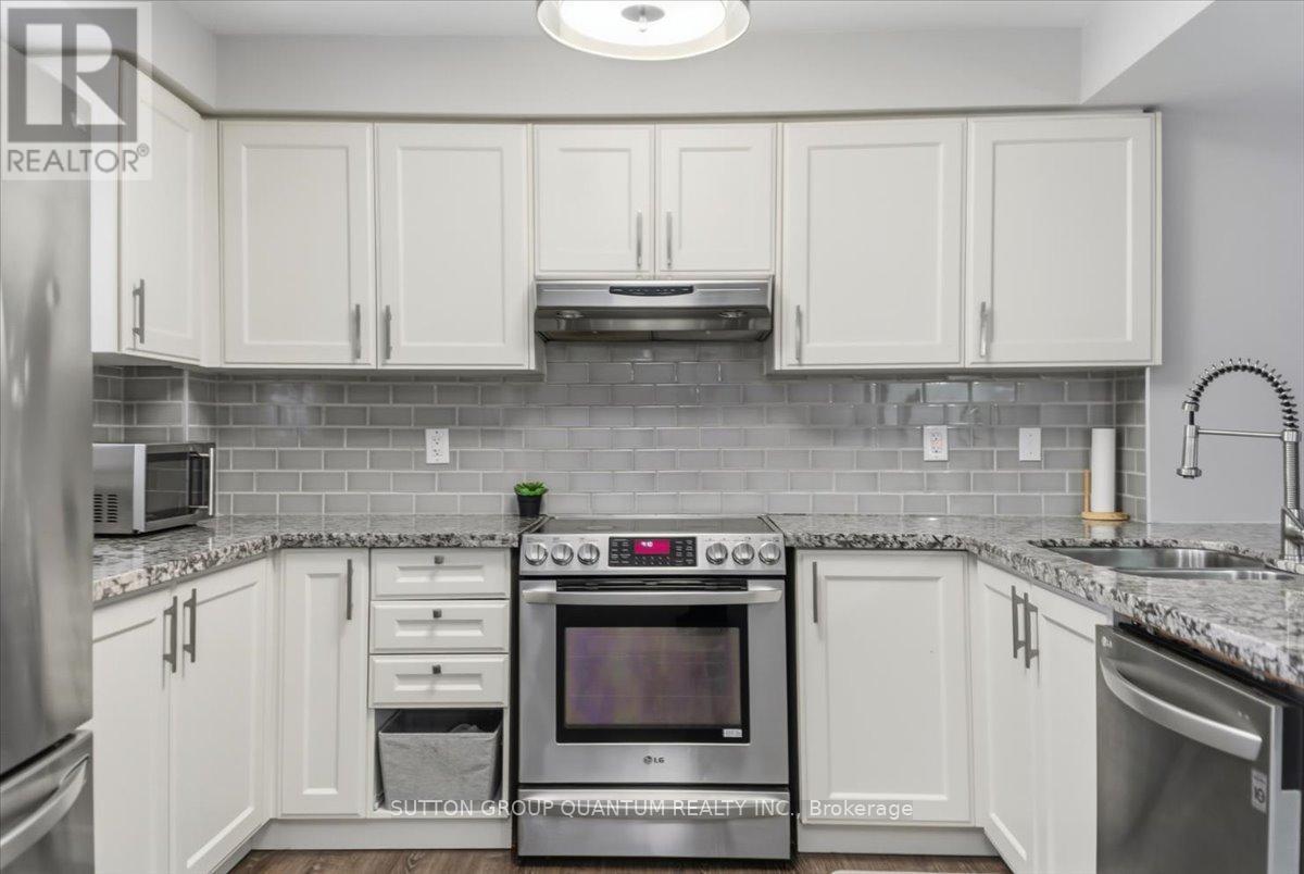 2 - 2375 Truscott Drive, Mississauga, ON - Indoor Photo Showing Kitchen With Upgraded Kitchen