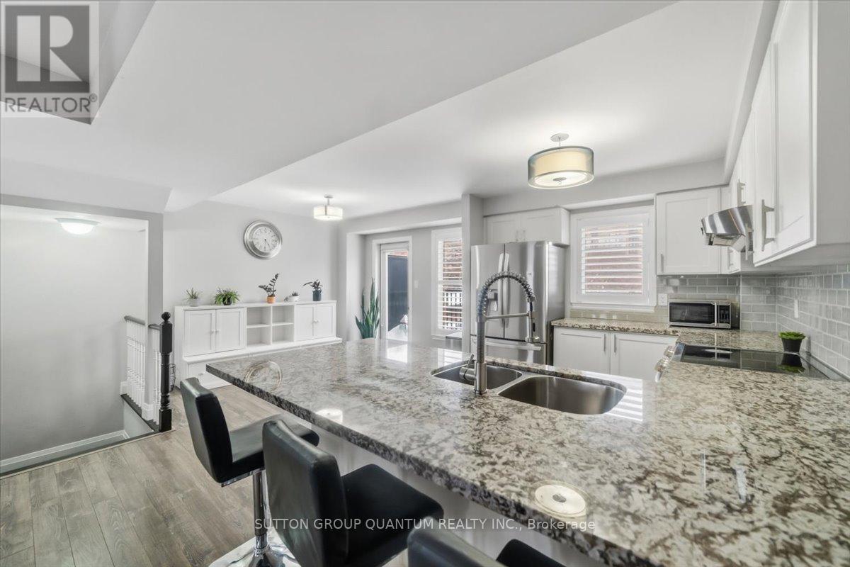 2 - 2375 Truscott Drive, Mississauga, ON - Indoor Photo Showing Kitchen With Double Sink With Upgraded Kitchen