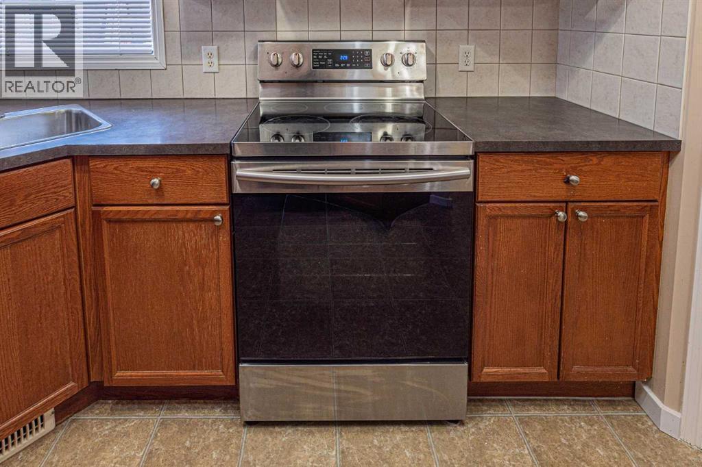427 Saddlebrook Way Ne, Calgary, AB - Indoor Photo Showing Kitchen