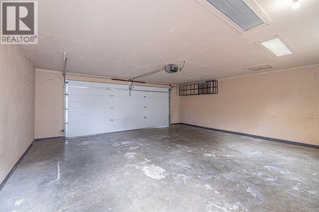 427 Saddlebrook Way Ne, Calgary, AB - Indoor Photo Showing Garage