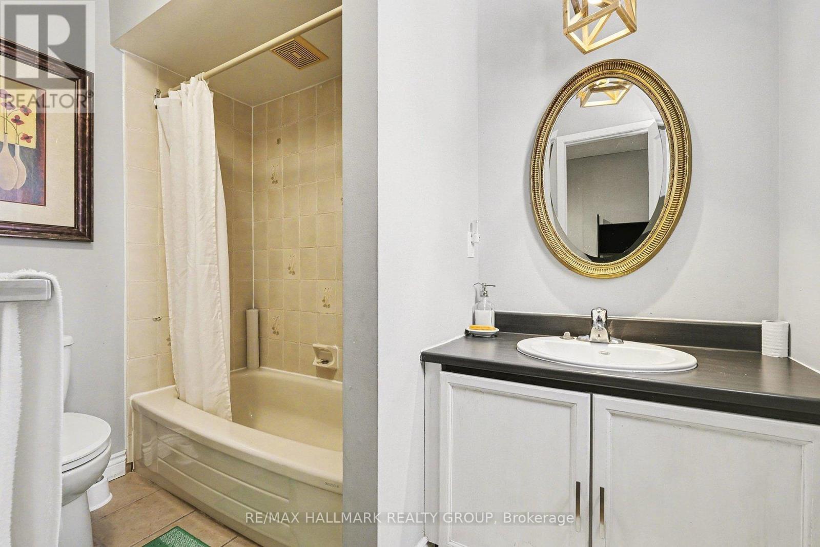 Full Bath #2 on 2nd Level - 808 Torsa Court, Ottawa, ON - Indoor Photo Showing Bathroom