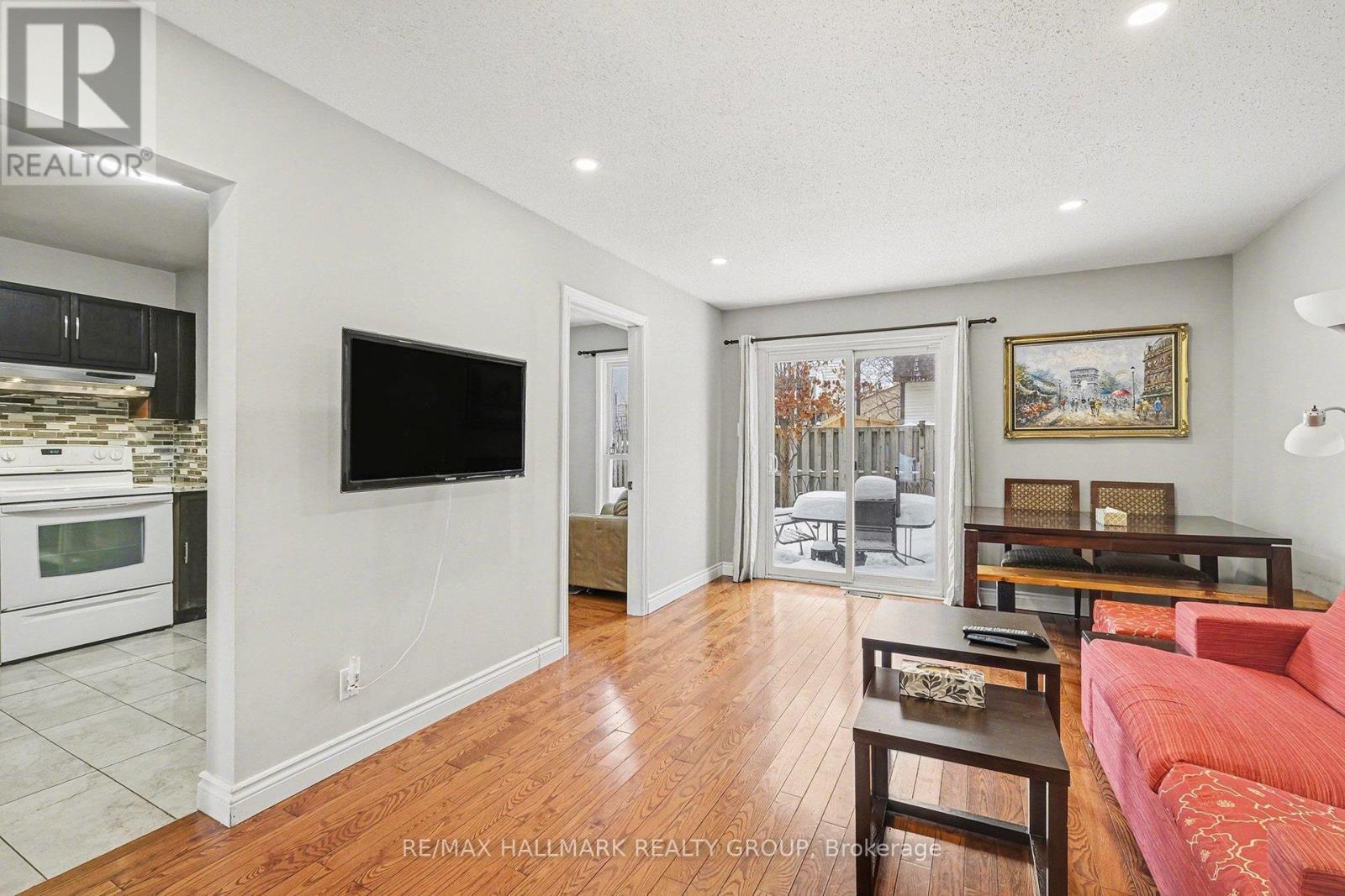 808 Torsa Court, Ottawa, ON - Indoor Photo Showing Living Room