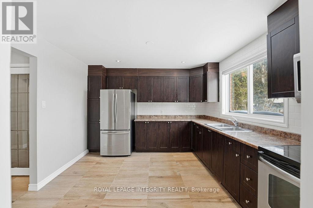 2039 St. Laurent Boulevard, Ottawa, ON