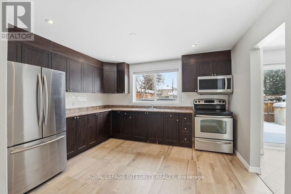 2039 St. Laurent Boulevard, Ottawa, ON